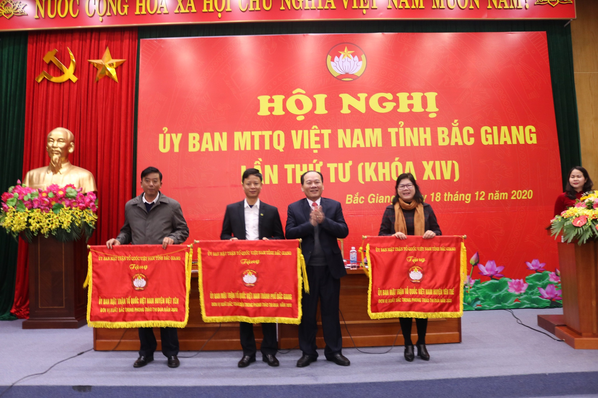 ÔNg Trần Công Thắng, Chủ tịch UBMTTQ tỉnh Bắc Giang tặng cờ thi đua cho các đơn vị.