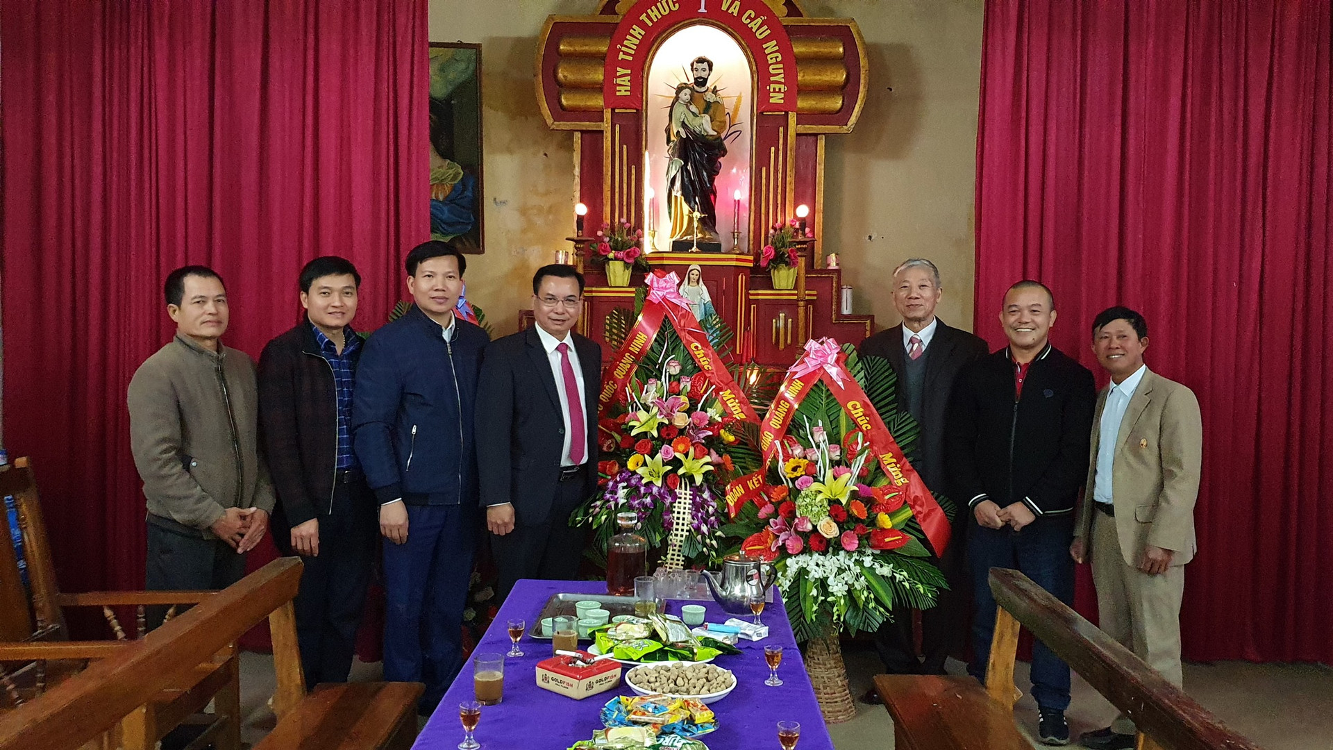 Ông Hoàng Đức Hạnh. Phó Chủ tịch Ủy ban MTTQ tỉnh, chúc mừng Giáo xứ Xuân Ninh nhân dịp lễ Giáng sinh 2020.