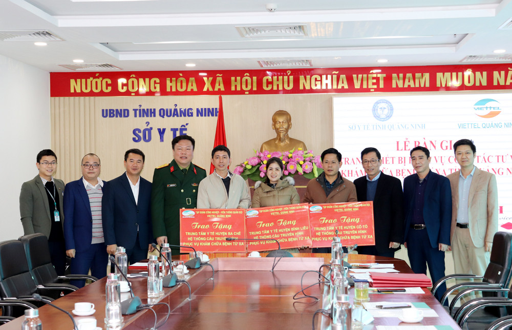 Đại diện Viettel Quảng Ninh trao tặng biển tượng trưng bộ thiết bị khám chữa bệnh từ xa cho các Trung tâm Y tế. Hệ thống sẽ được triển khai lắp đặt, vận hành ngay sau đó.