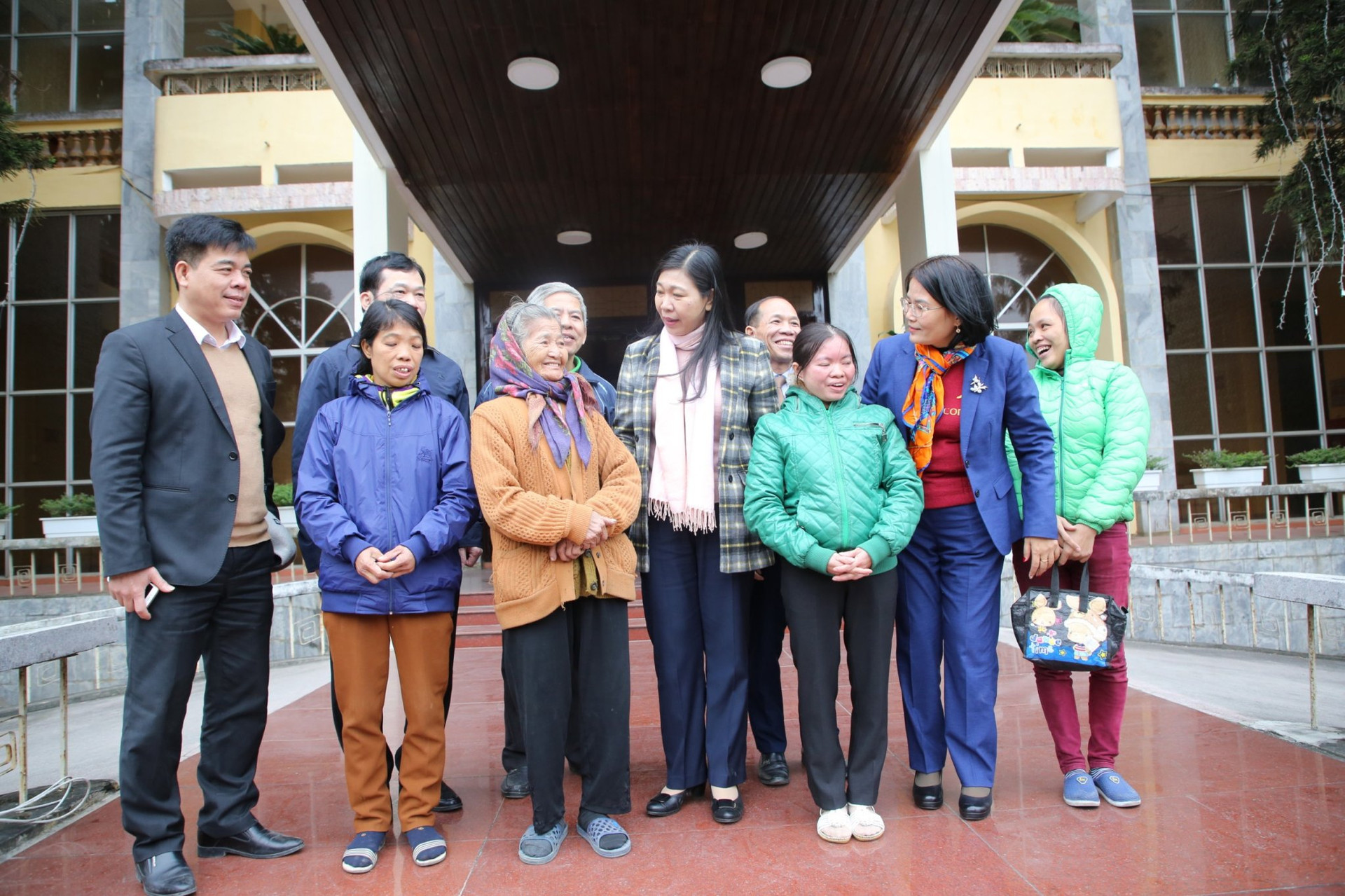 Chủ tịch UBMTTQ Việt Nam thành phố Nguyễn Lan Hương động viên các hộ công giáo nghèo sớm vượt khó khăn, vươn lên trong cuộc sống.
