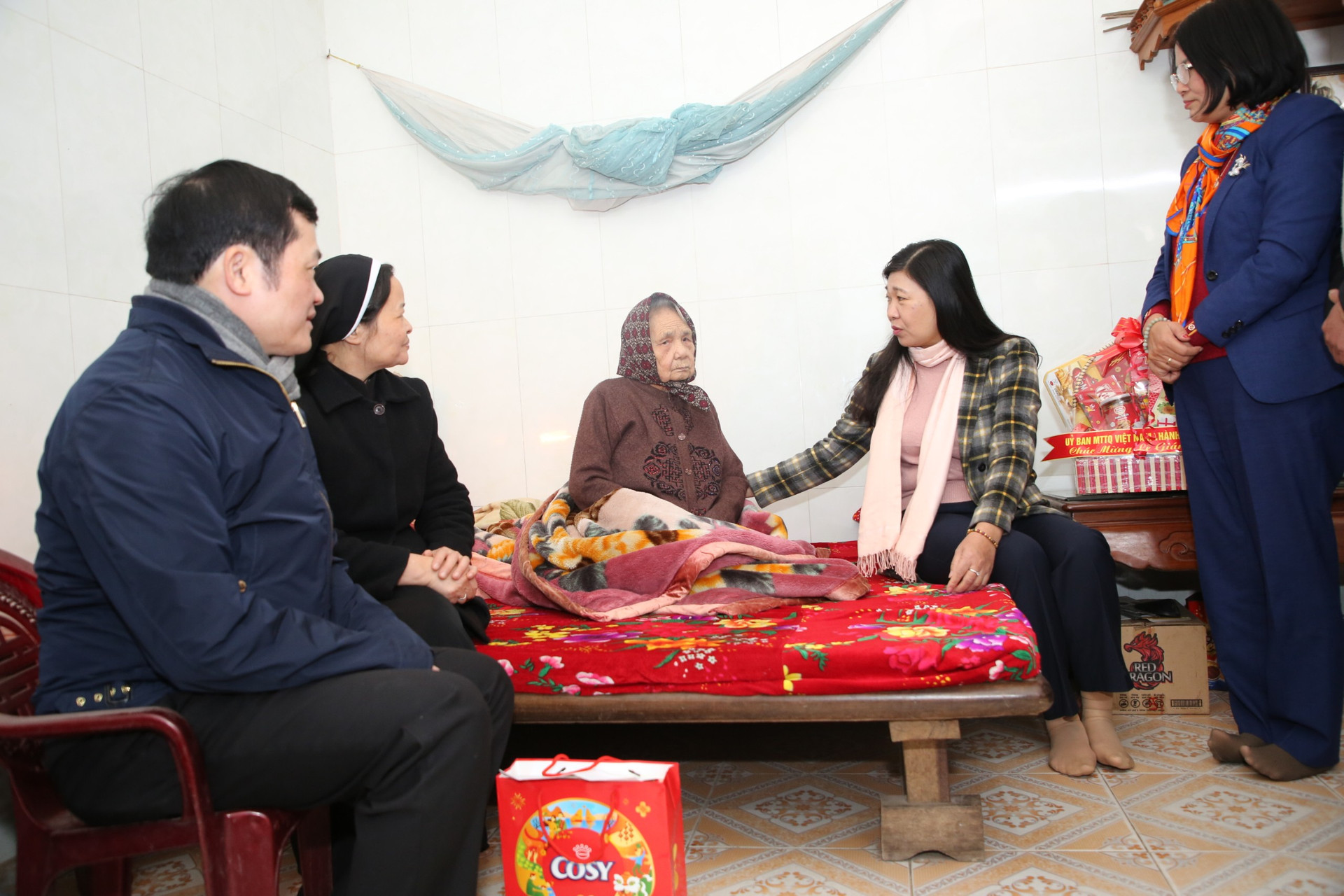Chủ tịch UBMTTQ Việt Nam thành phố Nguyễn Lan Hương thặm, tặng quà Mẹ Việt Nam Anh hùng Nguyễn Thị Hoán.