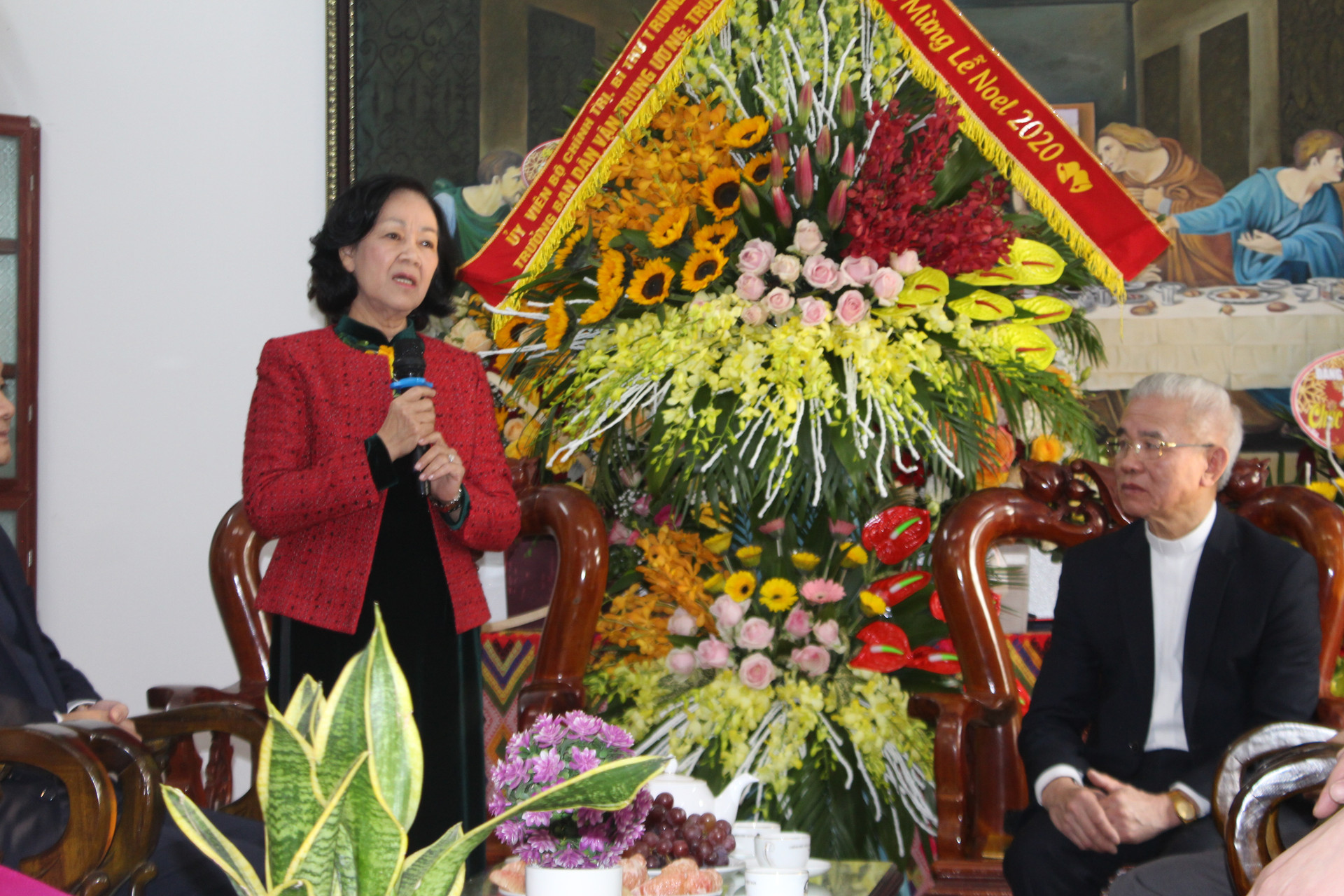Bà Trương Thị Mai phát biểu chúc mừng Linh mục Trần Xuân Mạnh và các chức sắc, chức việc cùng bà con giáo dân