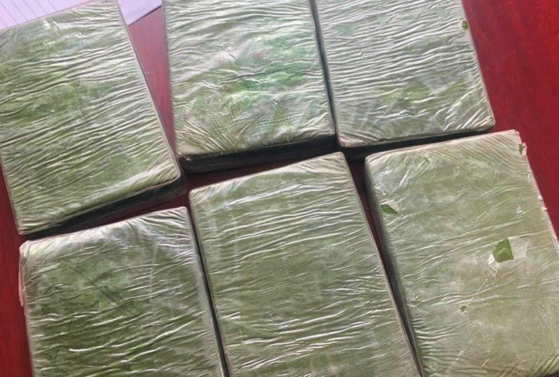 Tang vật 6 bánh heroin (trọng lượng 2,117 kg) được thu giữ tại cơ quan công an. 