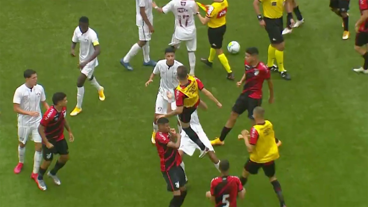 Các cầu thủ giữa hai đội bóng lao vào đánh nhau túi bụi ở phút 93 của trận đấu.