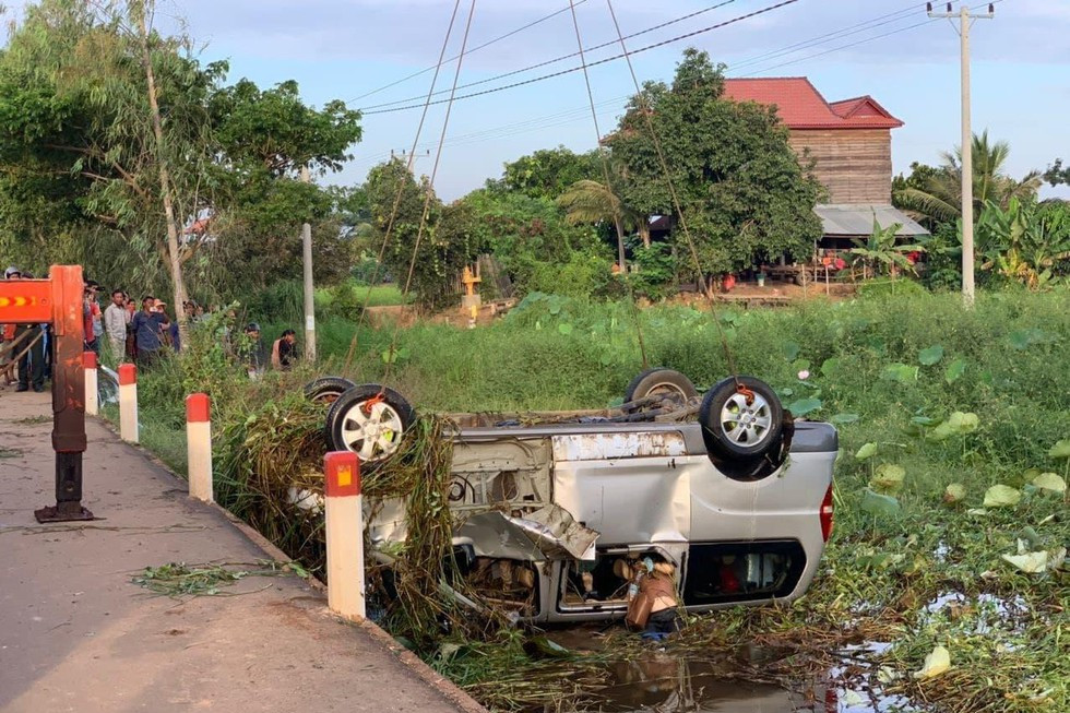 Vụ tai nạn lật xe khách ở Campuchia khiến 11 người Việt Nam thương vong.