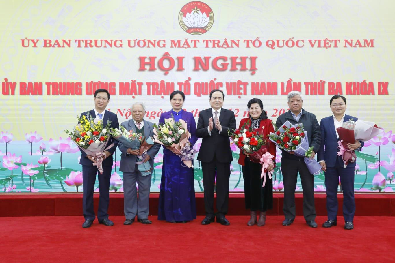 Chủ tịch UBTƯ MTTQ Việt Nam Trần Thanh Mẫn tặng hoa chúc mừng các vị tham gia Đoàn Chủ tịch và Ủy viên UBTƯ MTTQ Việt Nam.