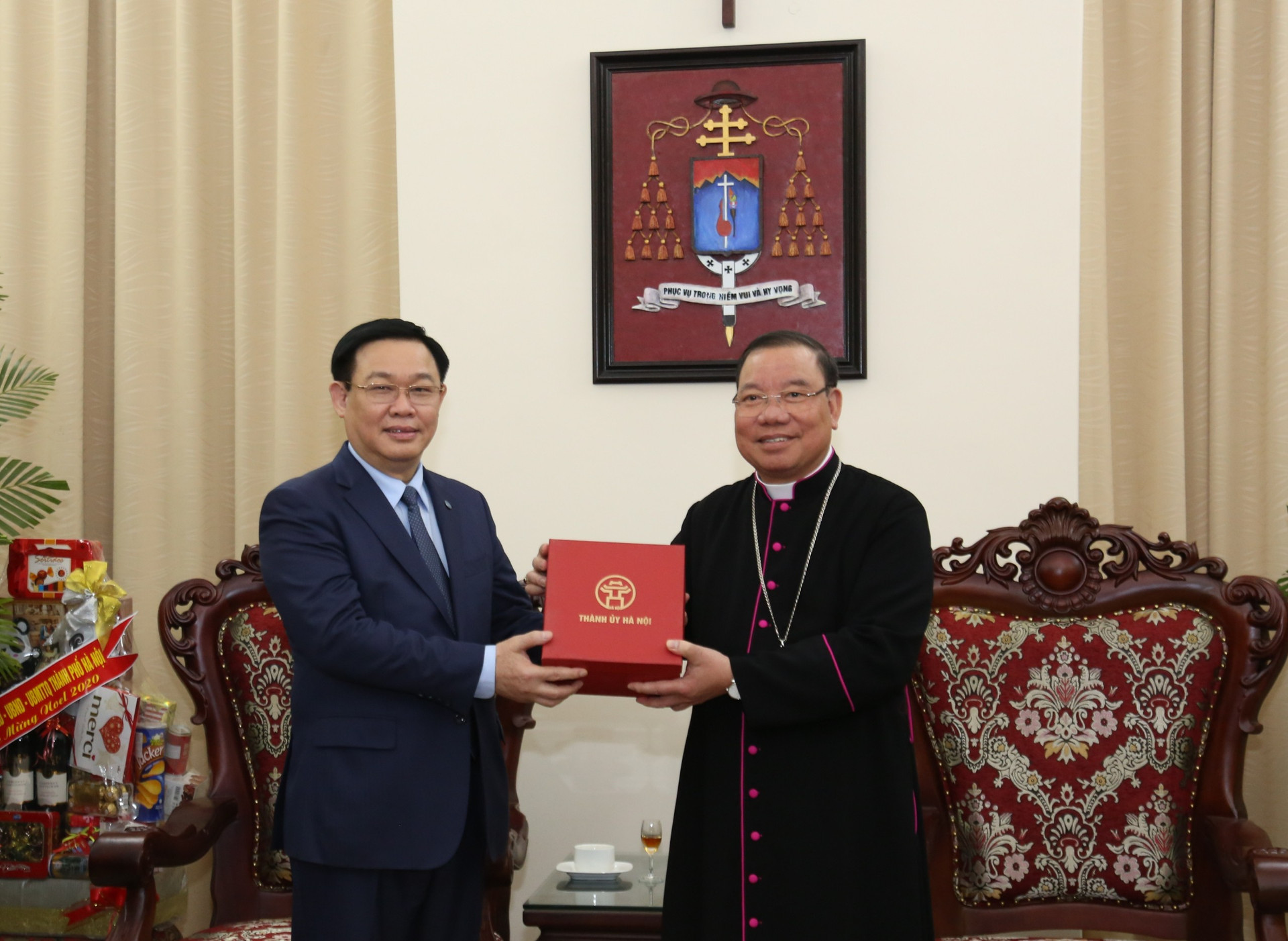 Bí thư Thành ủy Hà Nội Vương Đình Huệ tặng quà Tổng Giám mục Vũ Văn Tiên
