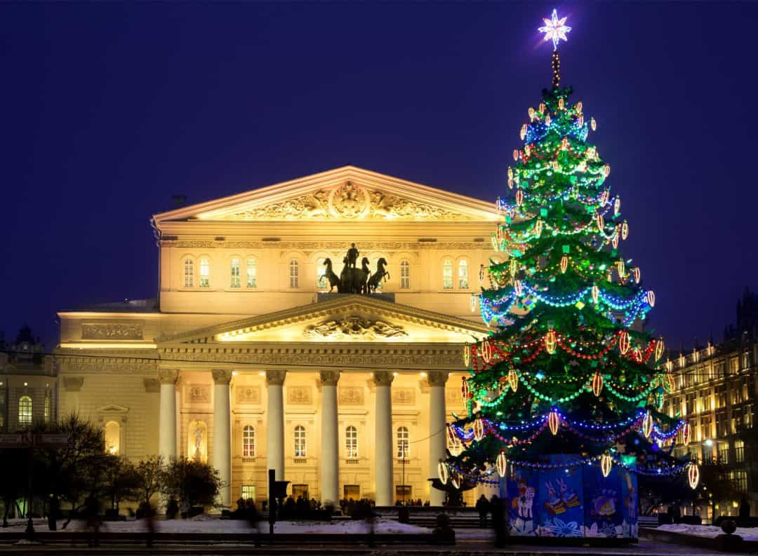 Russia - Moscovites đã tạo nên điểm nhấn khi ngắm nhìn cây thông Noel xinh xắn bên ngoài tòa nhà Nhà hát Bolshoi Tân cổ điển nằm ở trung tâm thủ đô Moscow.