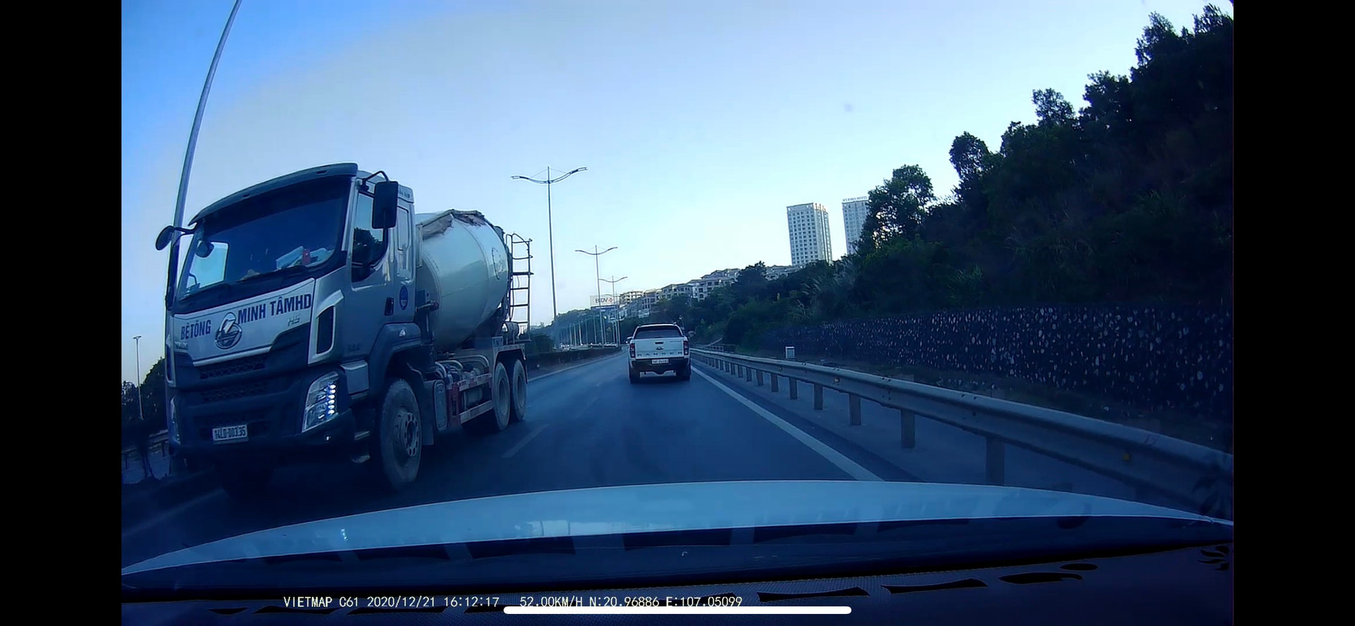 Hình ảnh chiếc xe tải bồn trộn bê tông đi ngược chiều trên cầu Bãi Cháy (TP Hạ Long)