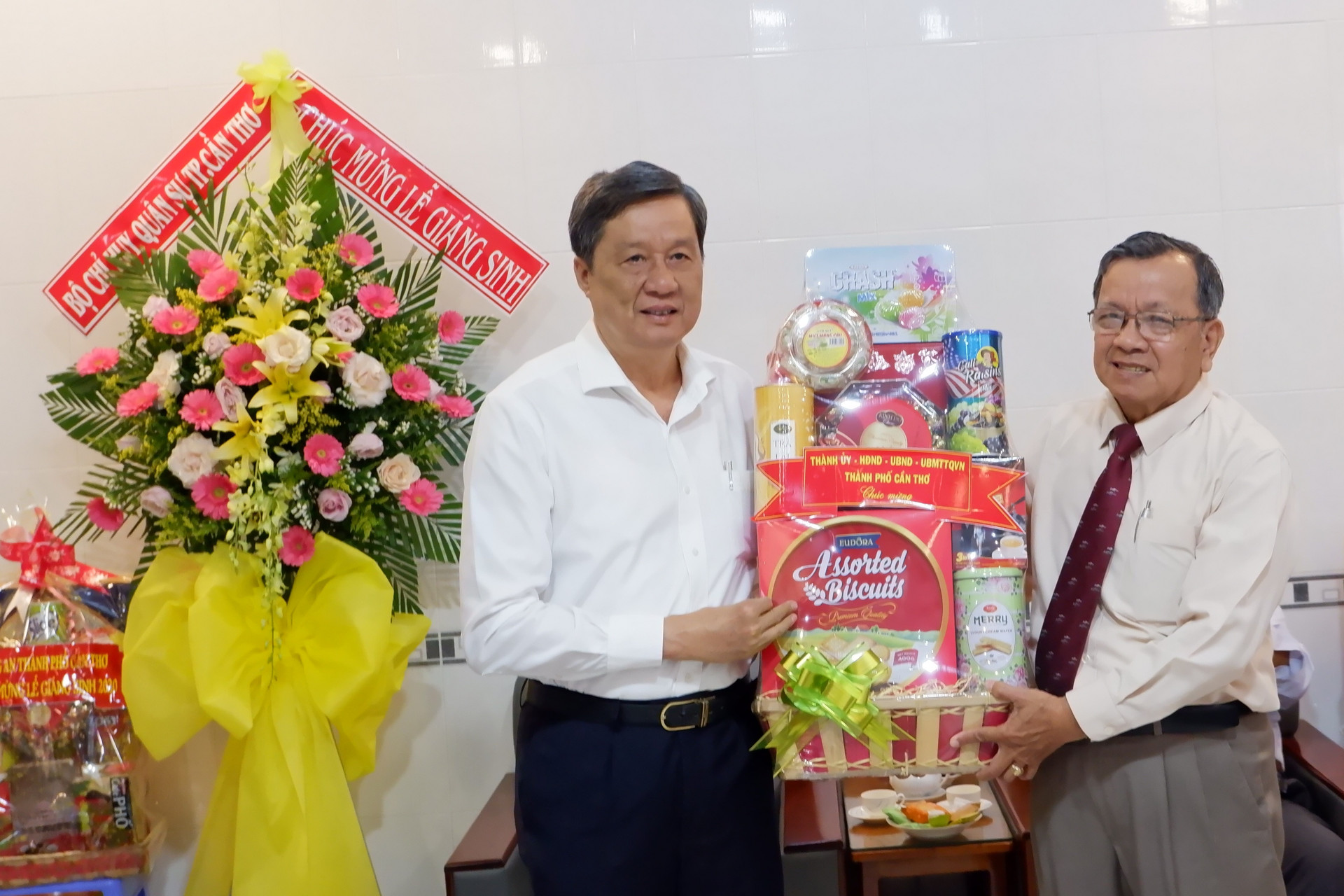 Truwongr đoàn đại biểu lãnh đạo TP Cần Thơ tặng quà chúc mừng lễ Giáng sinh tại Ban Đại diện Tin lành Việt Nam (miền Nam) TP Cần Thơ