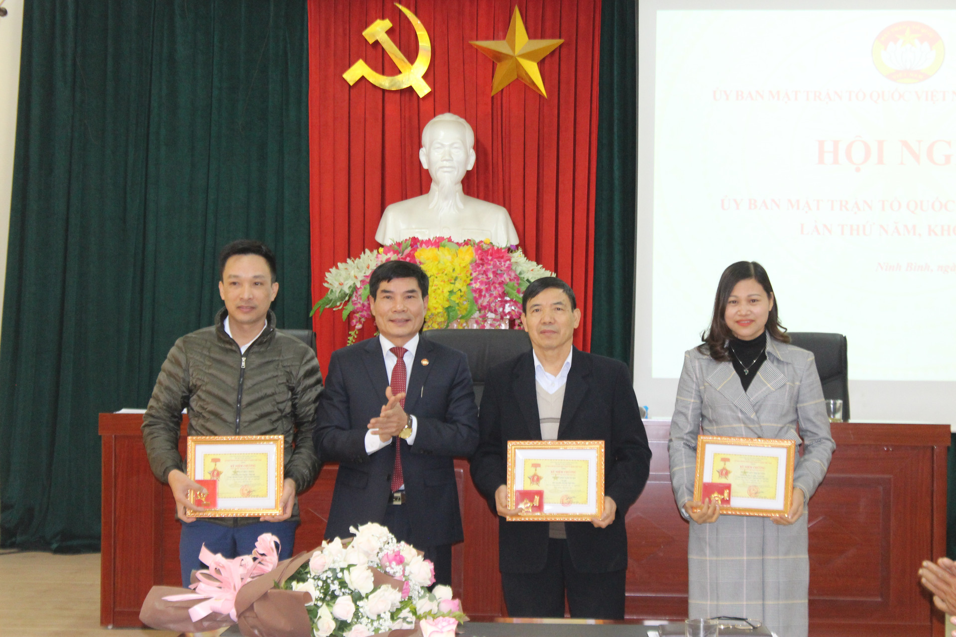 Chủ tịch Ủy ban MTTQ Việt Nam tỉnh Đỗ Việt Anh trao Bằng khen, Kỷ niệm chương cho các cá nhân có thành tích xuất sắc trong năm vừa qua.