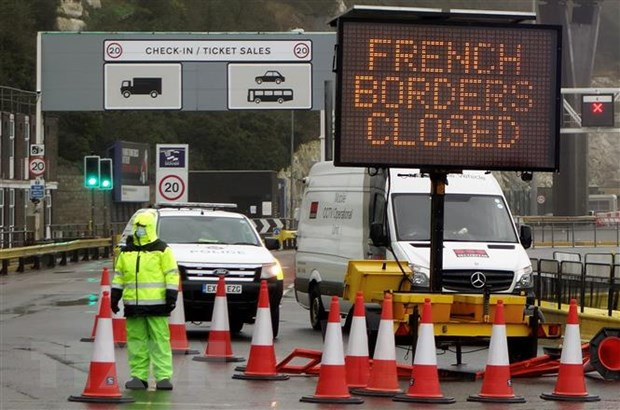 Khu vực cửa khẩu thông thương giữa Pháp với Anh dẫn tới cảng Dover ở Kent, Đông Nam Anh đóng cửa ngày 21/12/2020, trong bối cảnh hàng loạt quốc gia ban hành lệnh đóng cửa biên giới cũng như ngừng mọi chuyến bay đến và đi từ Xứ sở sương mù. (Nguồn: AFP/TTXVN).