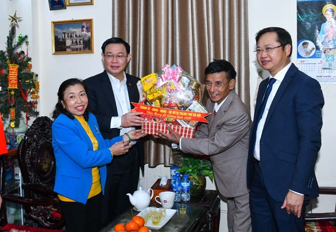 Bí thư Thành ủy Vương Đình Huệ thăm gia đình giáo dân