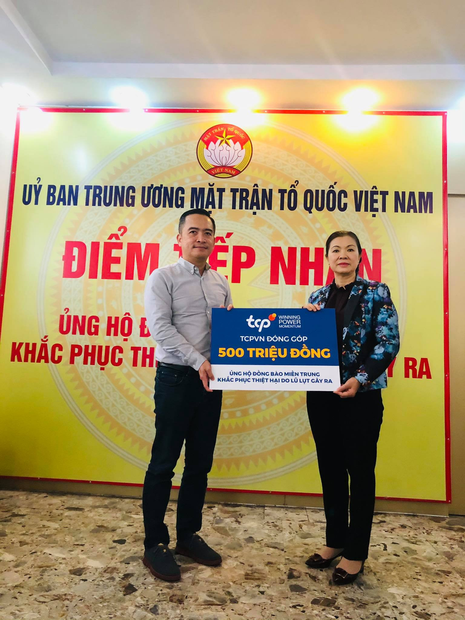 Phó Chủ tịch UBTƯ MTTQ Việt Nam Trương Thị Ngọc Ánh tiếp nhận 500 triệu tiền ủng hộ đồng bào miền Trung từ đại diện TCP Việt Nam.