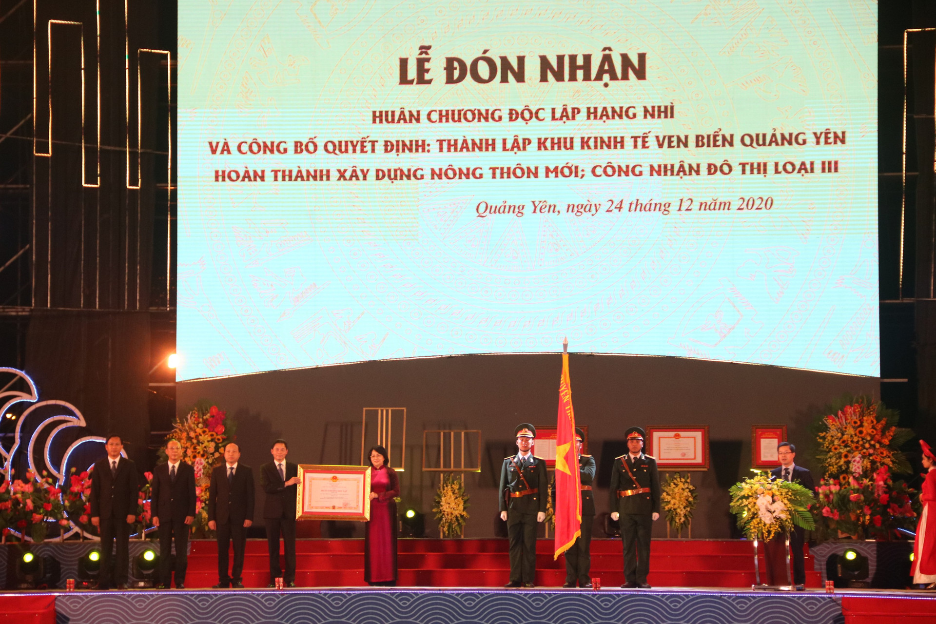  Phó Thủ tướng trao Huân chương lao động hạng Nhì 