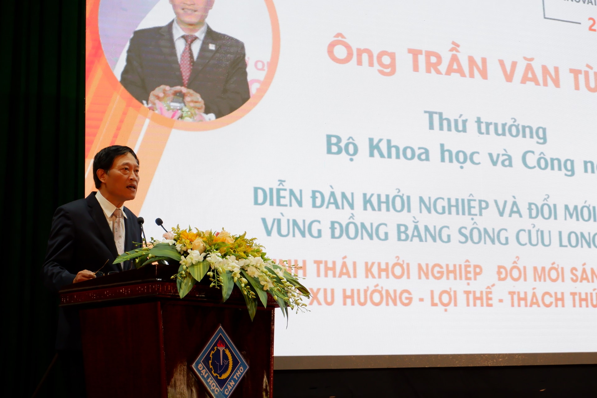 ông Trần văn Tùng, Thứ trưởng Bộ Khoa học và Công nghệ  phát biểu khai mạc tại diễn đàn