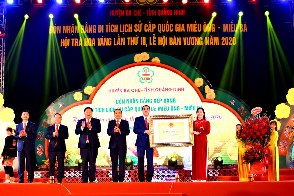 Bà Nguyễn Thị Hạnh, Phó Chủ tịch UBND tỉnh, trao Bằng xếp hạng Di tích lịch sử cấp Quốc gia Miếu Ông-Miếu Bà cho lãnh đạo huyện Ba Chẽ.