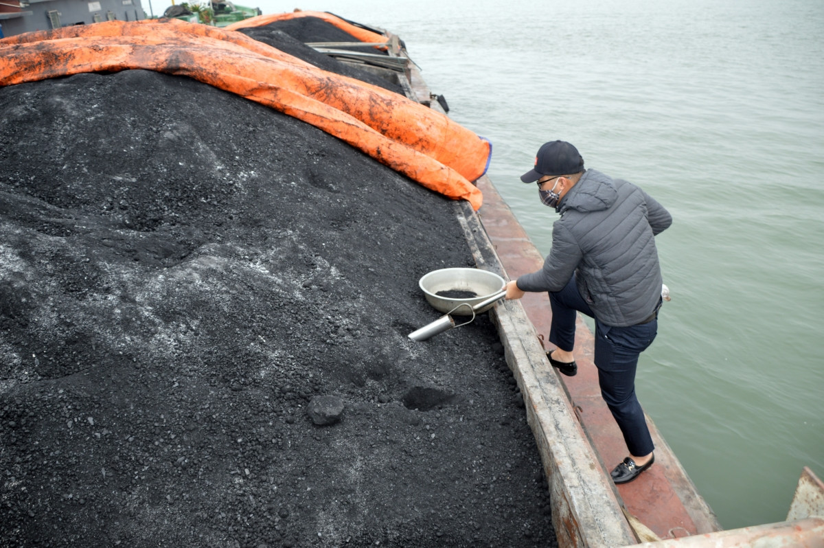 Cơ quan giám định lấy mẫu than trên tàu BN-0629