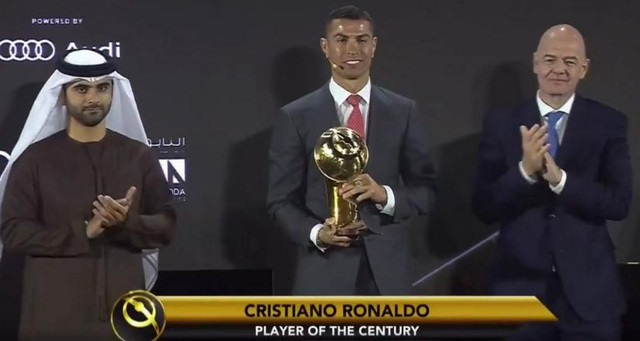 C.Ronaldo nhận giải Cầu thủ xuất sắc nhất thế kỷ.