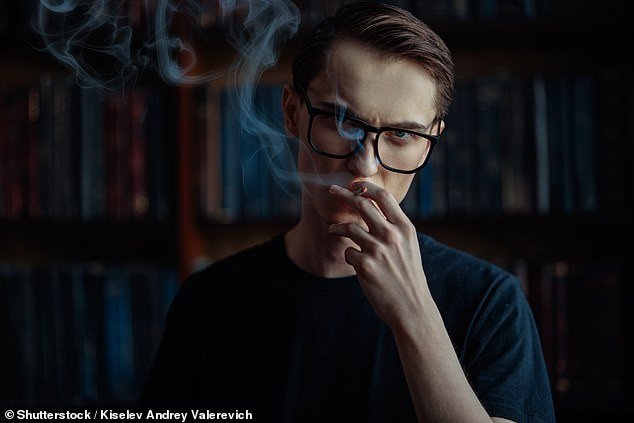 Hút 1 điếu thuốc mỗi ngày cũng có thể gây nghiện nicotine. Ảnh: Shutterstock.