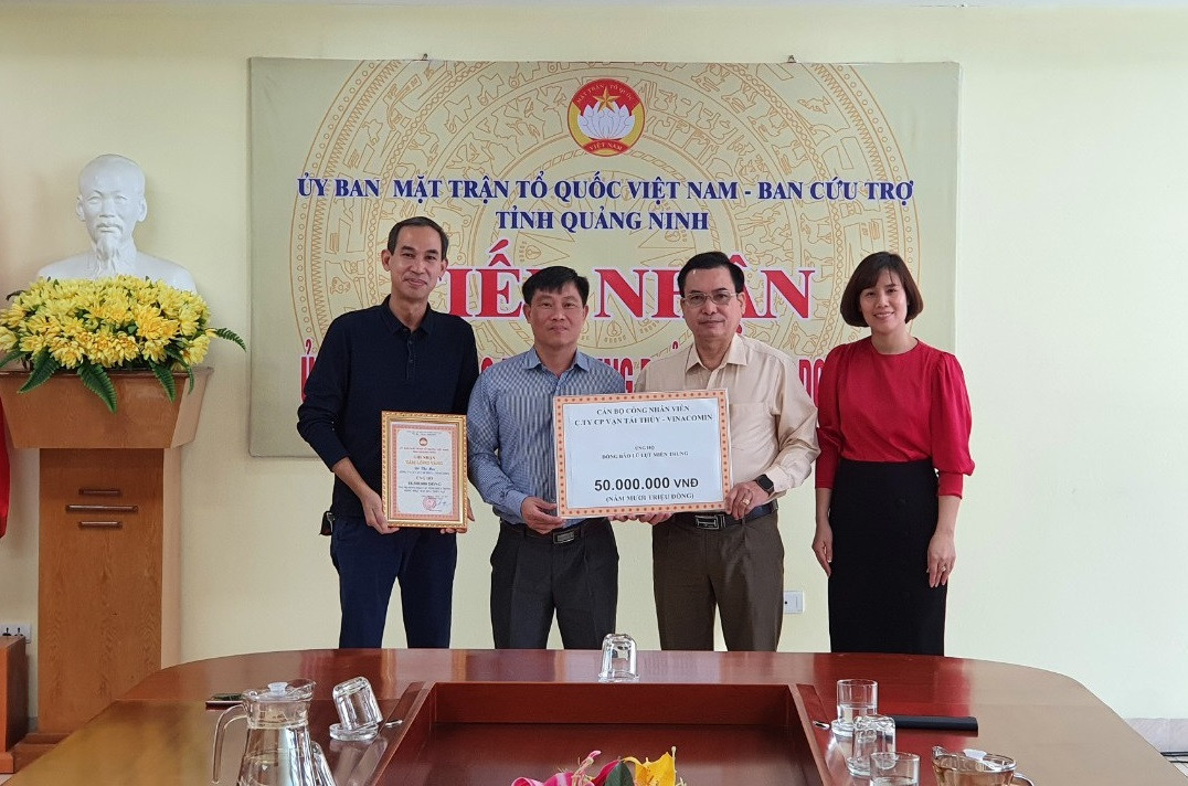Ngày 29/12, Công ty CP Vận tải thủy - Vinacomin chuyển tiền ủng hộ đồng bào miền Trung về Ủy ban MTTQ tỉnh Quảng Ninh