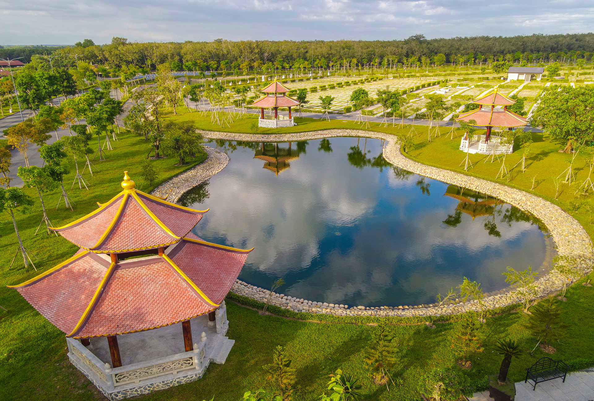 Sala Garden - dự án hoa viên nghĩa trang nằm tại xã Tân Hiệp, huyện Long Thành (Đồng Nai), có diện tích hơn 50 ha, tổng vốn đầu tư hơn 2.000 tỷ đồng. Dự án nằm trong một vành đai tâm linh với khoảng 60 ngôi chùa, thiền viện, giáo xứ gần đó.