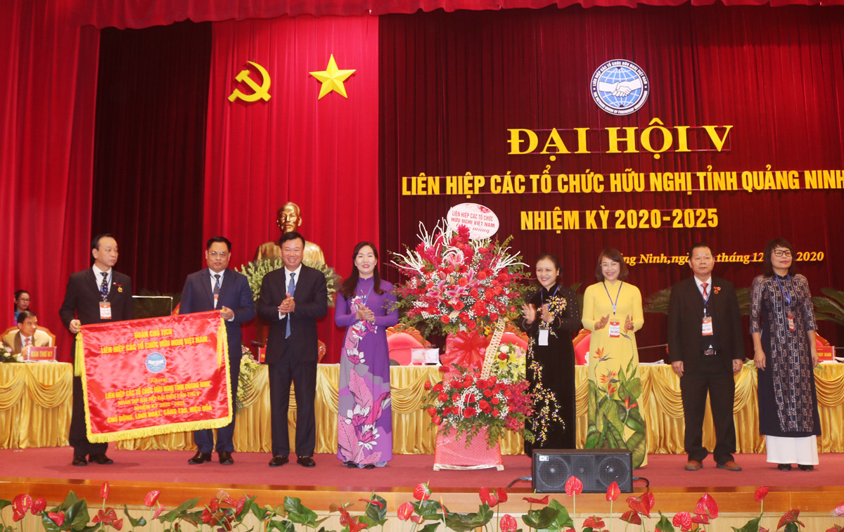 Bà Nguyễn Phương Nga, Chủ tịch Liên hiệp các tổ chức hữu nghị Việt Nam tặng hoa chúc mừng Đại hội.