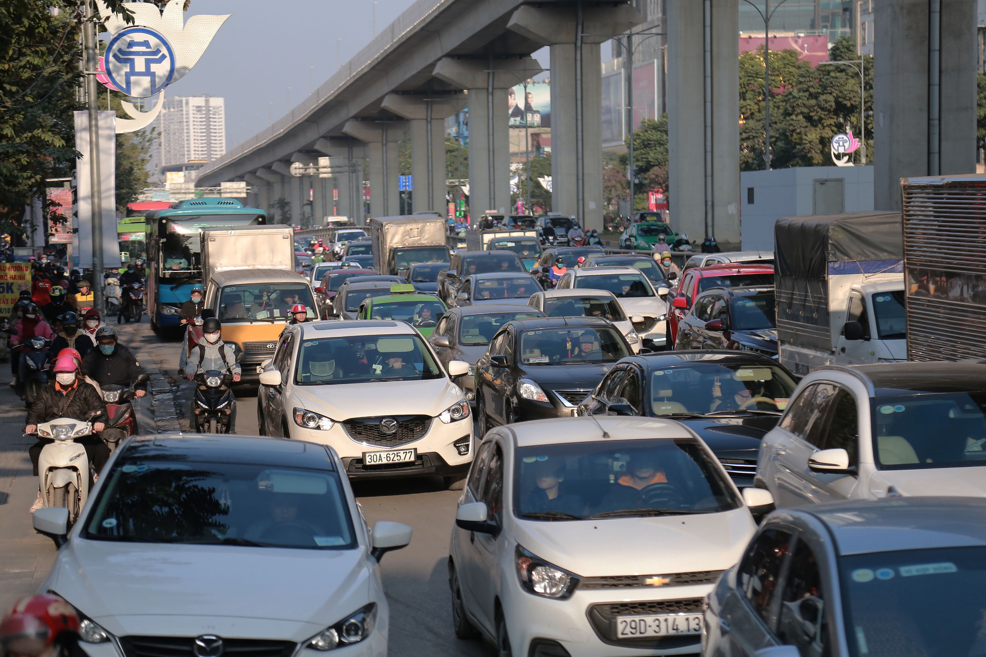 Chiều nay (31/12), nhiều người dân từ các ngả đường của Thủ đô Hà Nội đã đổ ra các bến xe để về quê nghỉ Tết Dương lịch 2021. Theo ghi nhận, cuối giờ chiều cùng ngày, nhiều tuyến đường của Hà Nội đã rơi vào tình trạng ùn tắc kéo dài, dòng phương tiện phải 