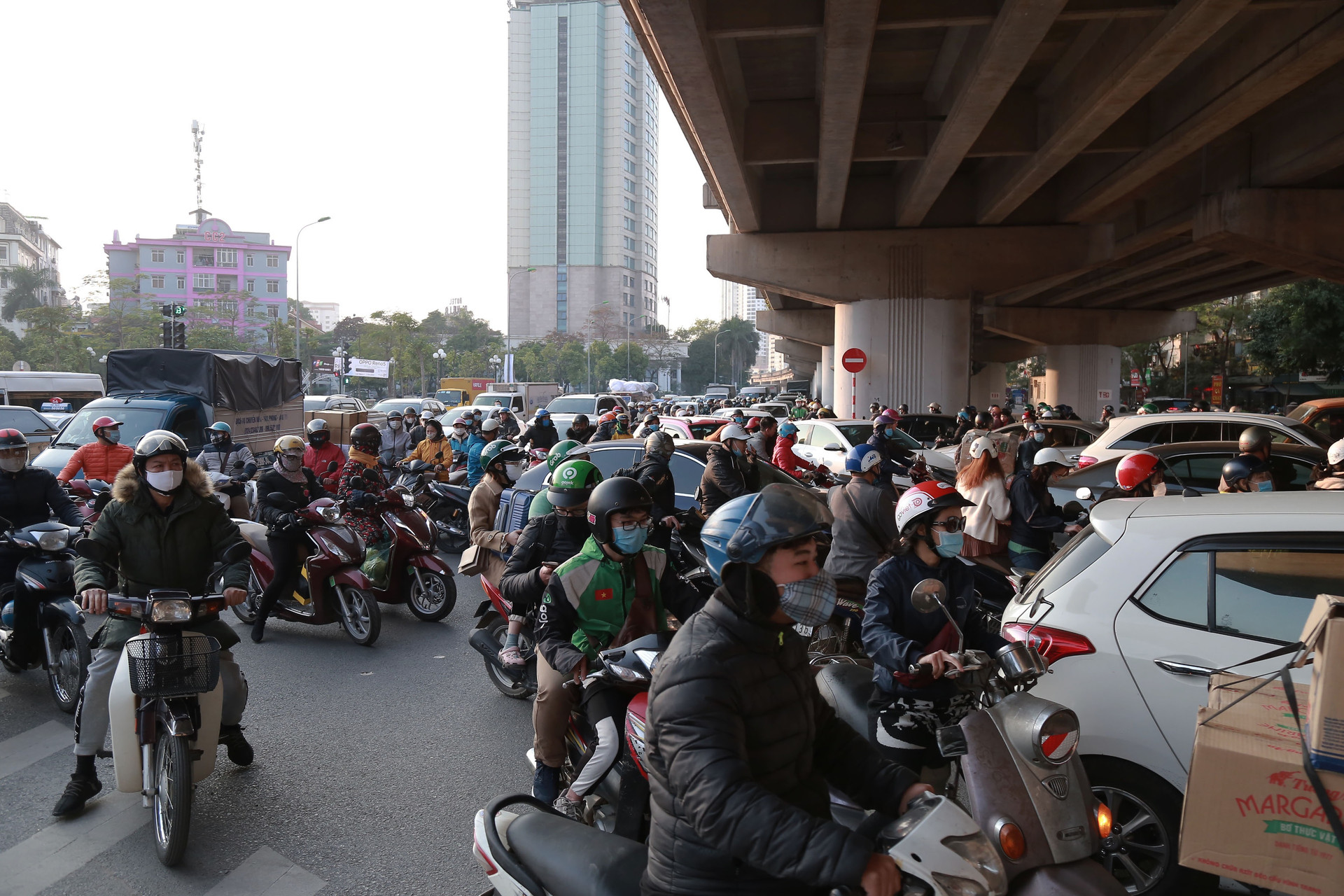 Tại khu vực ngã tư Nguyễn Xiển đi Giải Phóng, giao thông tại đây trở thành điểm giao ùn tắc cục bộ vào cuối giờ chiều cùng ngày. Ảnh: Dân trí.