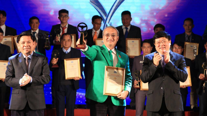Bộ trưởng Nguyễn Văn Thể và ông Nguyễn Thế Kỷ, Tổng giám đốc Đài Tiếng nói VN trao giải thưởng cho các tập thể đoạt giải.