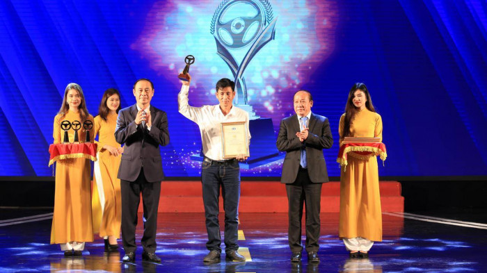  Thứ trưởng Bộ GTVT Lê Đình Thọ và ông Trần Minh Hùng, Phó Tổng giám đốc Đài tiếng nói VN trao giải thưởng cho các tài xế đoạt giải - Ảnh Tạ Hải