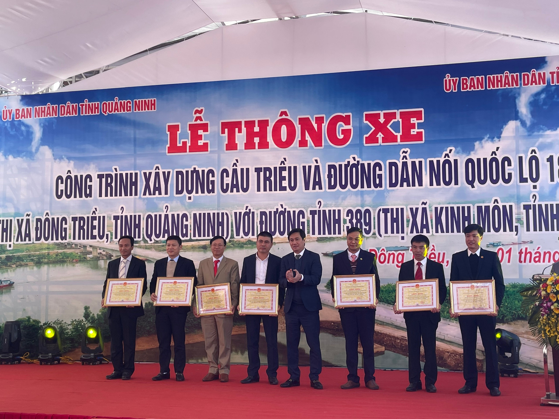 Ông Nguyễn Tường Văn, Chủ tịch UBND tỉnh Quảng Ninh, trao Bằng khen cho 7 tập thể.