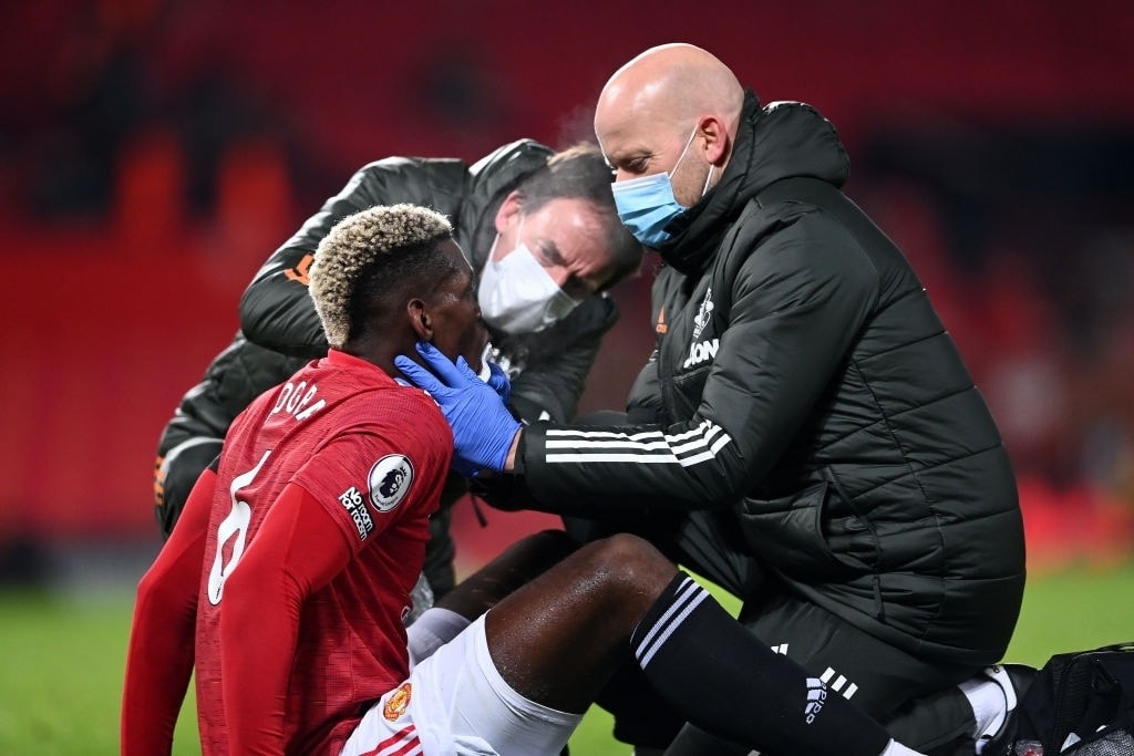 Pogba bị chảy máu miệng sau khi Mings vung cánh tay đập vào mặt cầu thủ người Pháp trong tình huống tranh chấp trên không.