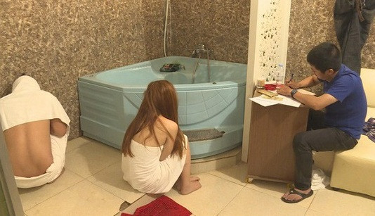 Lực lượng chức năng bắt quả tang các cặp mua bán dâm tại cơ sở massage Ngọc Trinh.