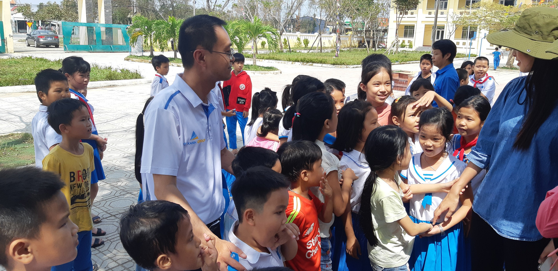 Đại diện Tập đoàn Đất Xanh cùng các mạnh thường quân thăm và trao quà cho trường tiểu học Hùng Vương (Tam Kỳ, Quảng Nam) bị tốc mái hoàn toàn sau cơn bão số 9.