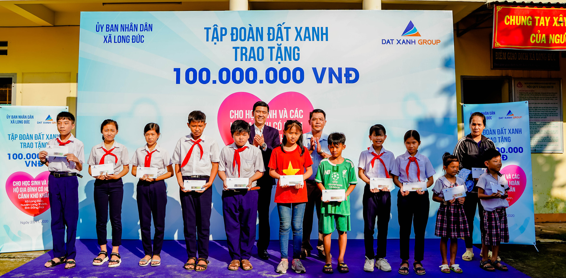 Đại diện Tập đoàn Đất Xanh trao quà và học bổng cho học sinh khó khăn các trường tại xã Long Đức, huyện Long Thành, Đồng Nai.