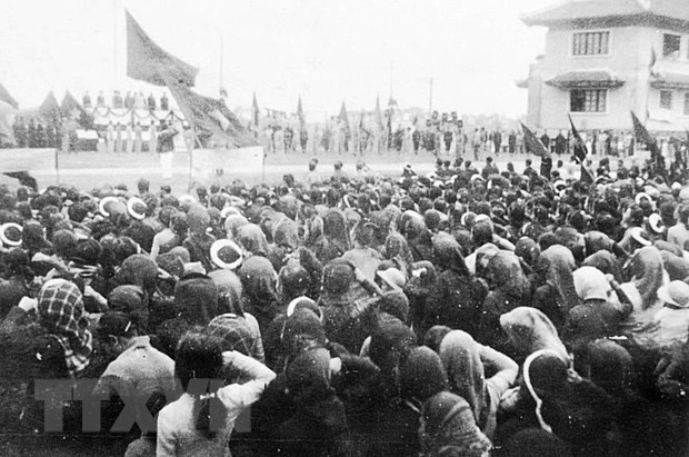 Ngày 12/1/1946, hàng vạn nhân dân Thủ đô mít tinh tại khu học xá Trung ương (nay là Đại học Bách khoa Hà Nội) chào mừng Chủ tịch Hồ Chí Minh và các đại biểu vừa trúng cử vào Quốc hội khóa I. (Ảnh: Tư liệu TTXVN).