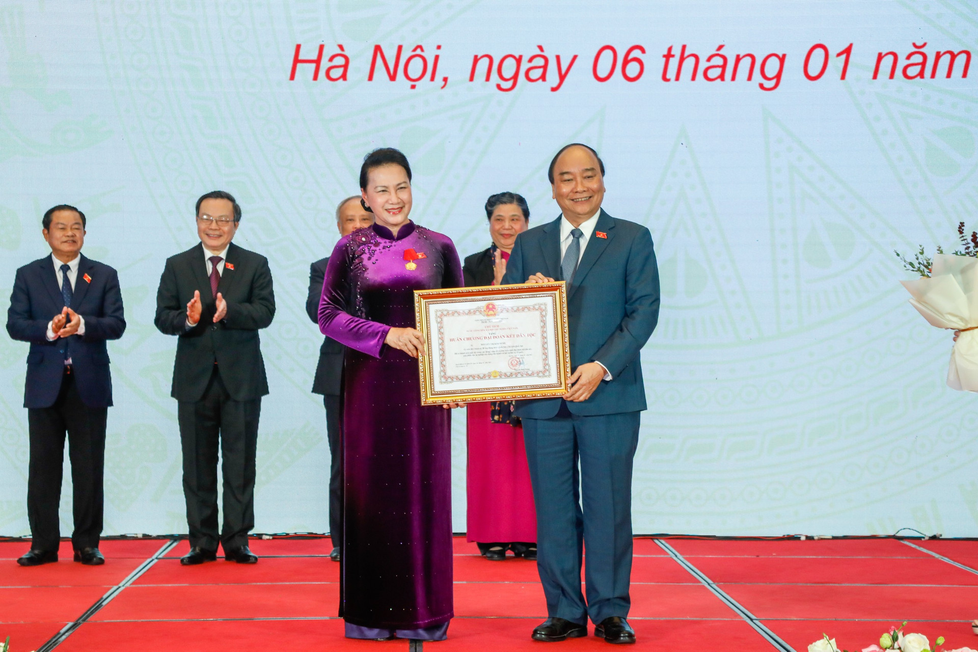 Thủ tướng Chính phủ Nguyễn Xuân Phúc trao Huân chương cho Chủ tịch Quốc hội Nguyễn Thị Kim Ngân
