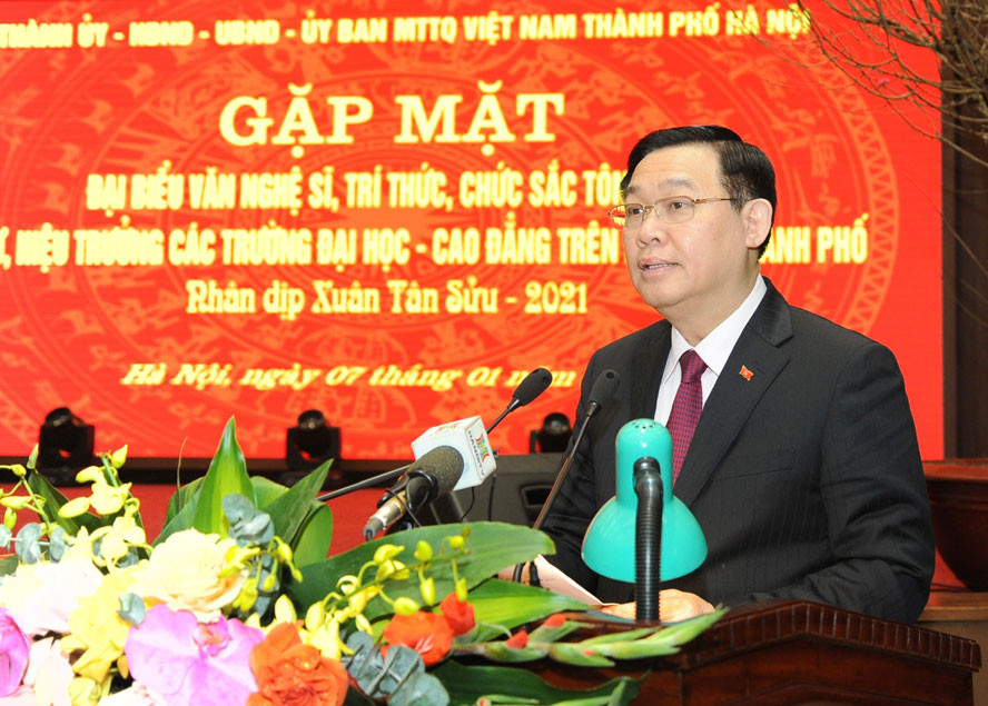 Bí thư Thành ủy Hà Nội Vương Đình Huệ phát biểu tại buổi gặp mặt