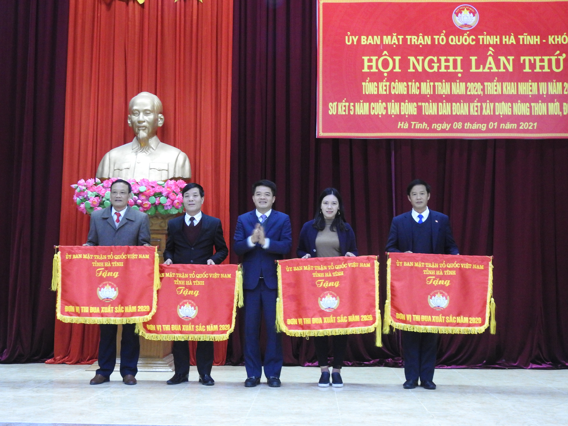 Chủ tịch Ủy ban MTTQ Việt Nam tỉnh Hà Tĩnh Trần Nhật Tân tặng Cờ thi đua xuất sắc cho 4 MTTQ cấp huyện.