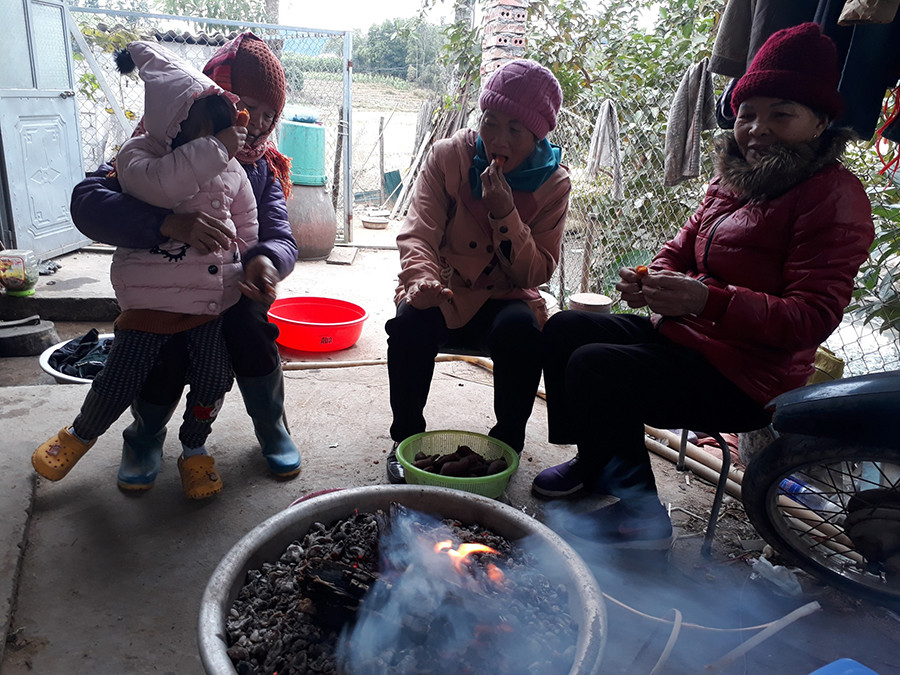 Người dân Bình Liêu đốt lửa sưởi ấm trong ngày giá rét.