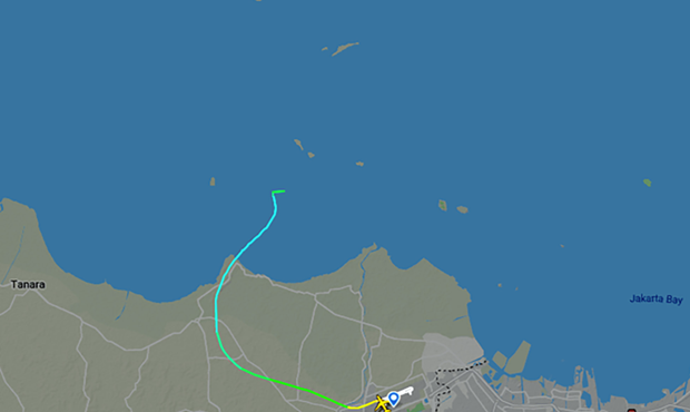 Hình ảnh cho thấy hành trình và vị trí chiếc máy bay liên lạc lần cuối tại khu vực ngoài biển. (Nguồn Bloomberg).
