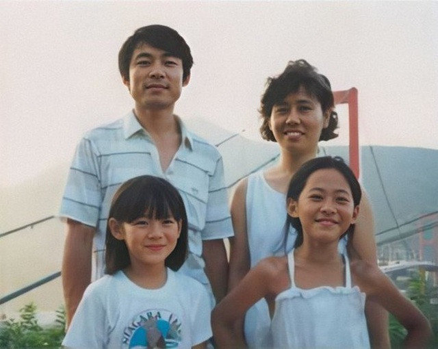 Son Ye Jin chụp hình cùng bố mẹ và chị gái khi lên 6 tuổi.