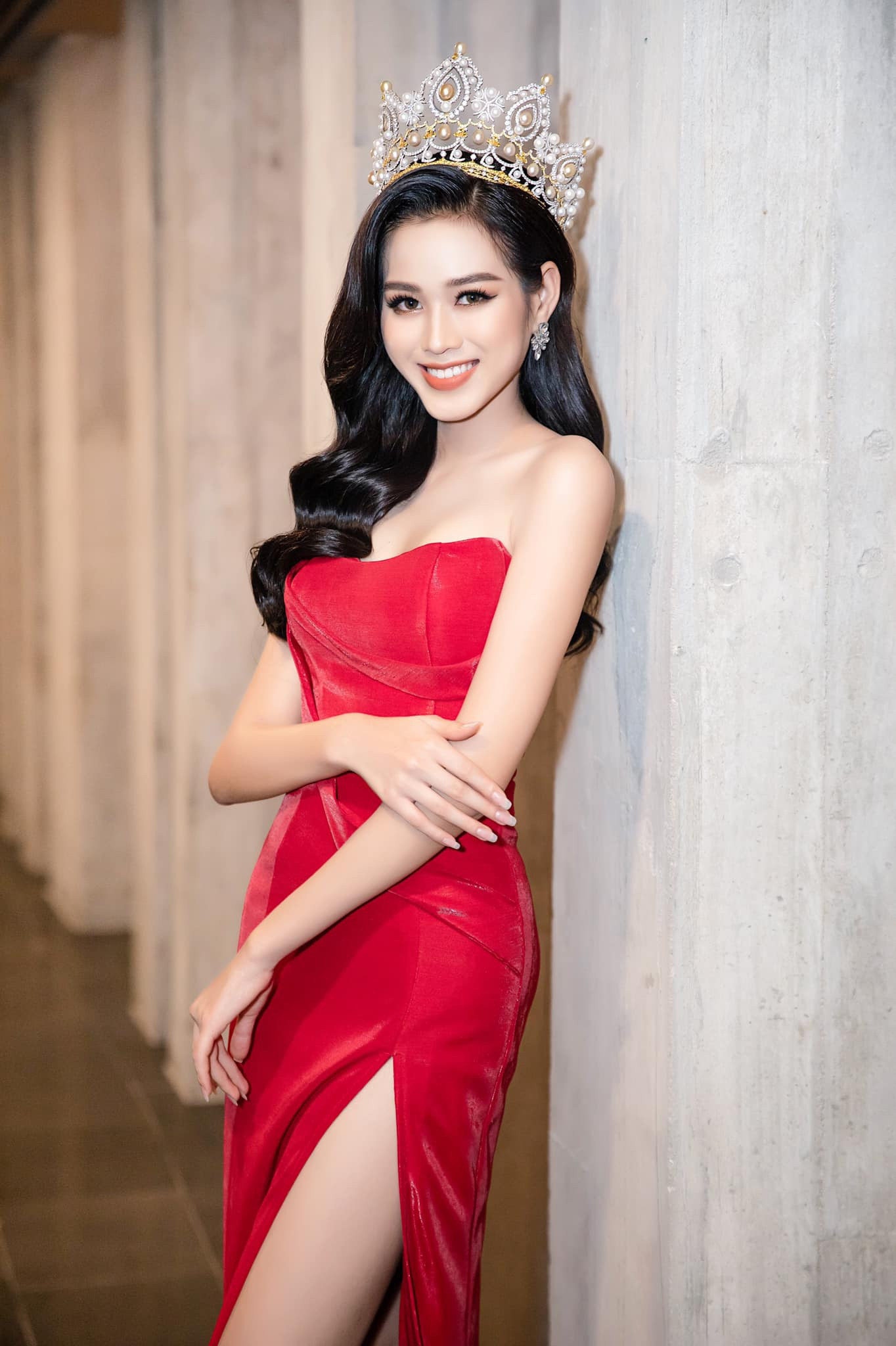 Trước đó, Đỗ Hà được chú ý khi đăng quang Hoa hậu Việt Nam và được trang fanpage Miss World, chuyên trang sắc đẹp Missosology chúc mừng chiến thắng.