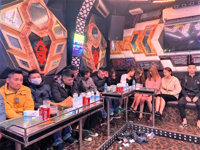 13 đối tượng xử dụng trái phép chất ma túy tại quán karaoke (Ảnh Công an cung cấp)