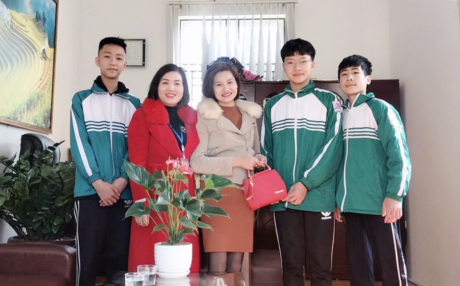 3 học sinh lớp 9B và Hiệu trưởng Trường TH&THCS Hùng Thắng (TP Hạ Long) trả lại chiếc túi xách có số tiền 21,5 triệu đồng cho chị Nguyễn Thị Tuyền ở khu 4A, phường Hùng Thắng (TP Hạ Long).