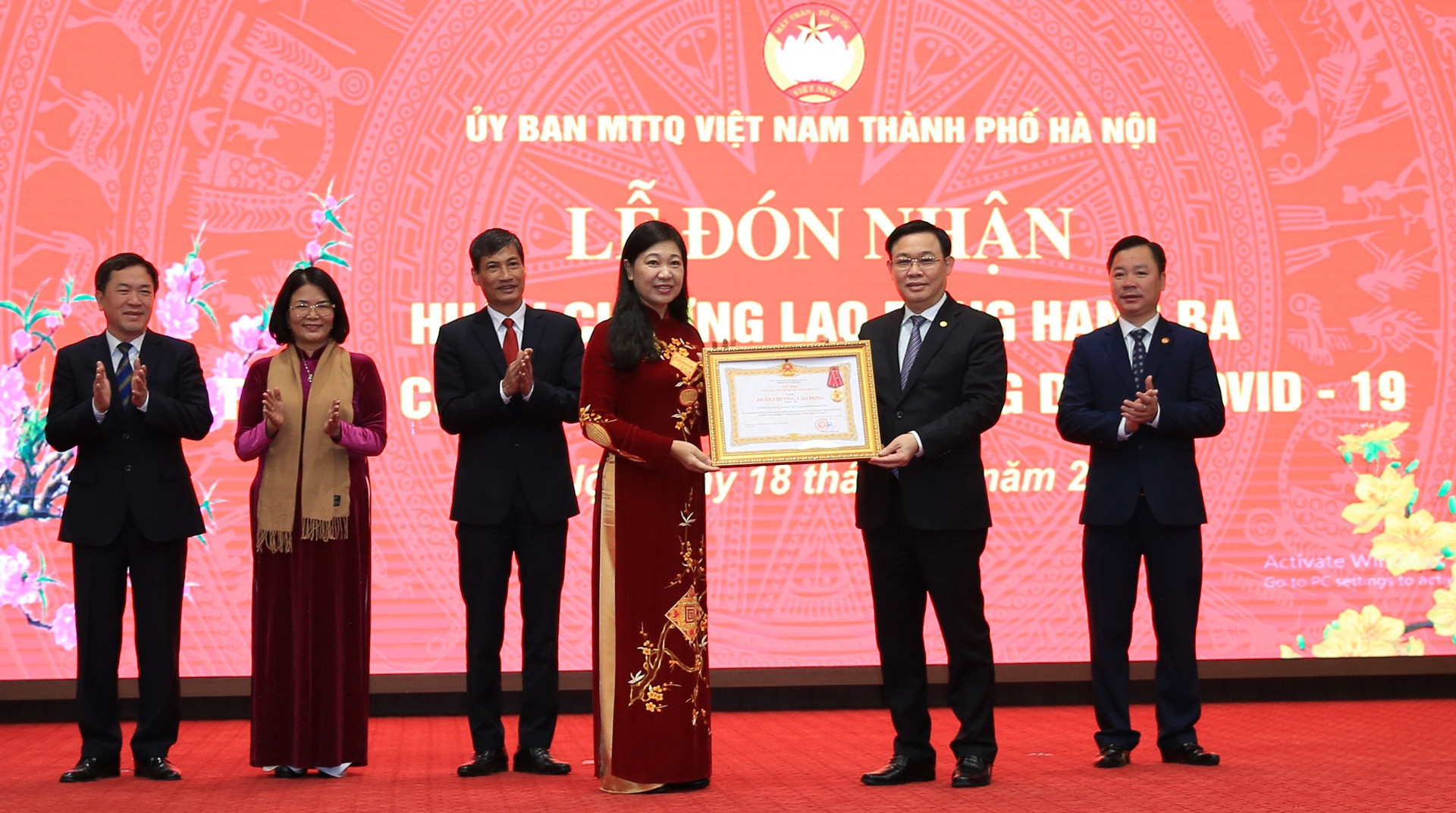 Ủy ban MTTQ thành phố Hà Nội đón nhận Huân chương lao động hạng 3.
