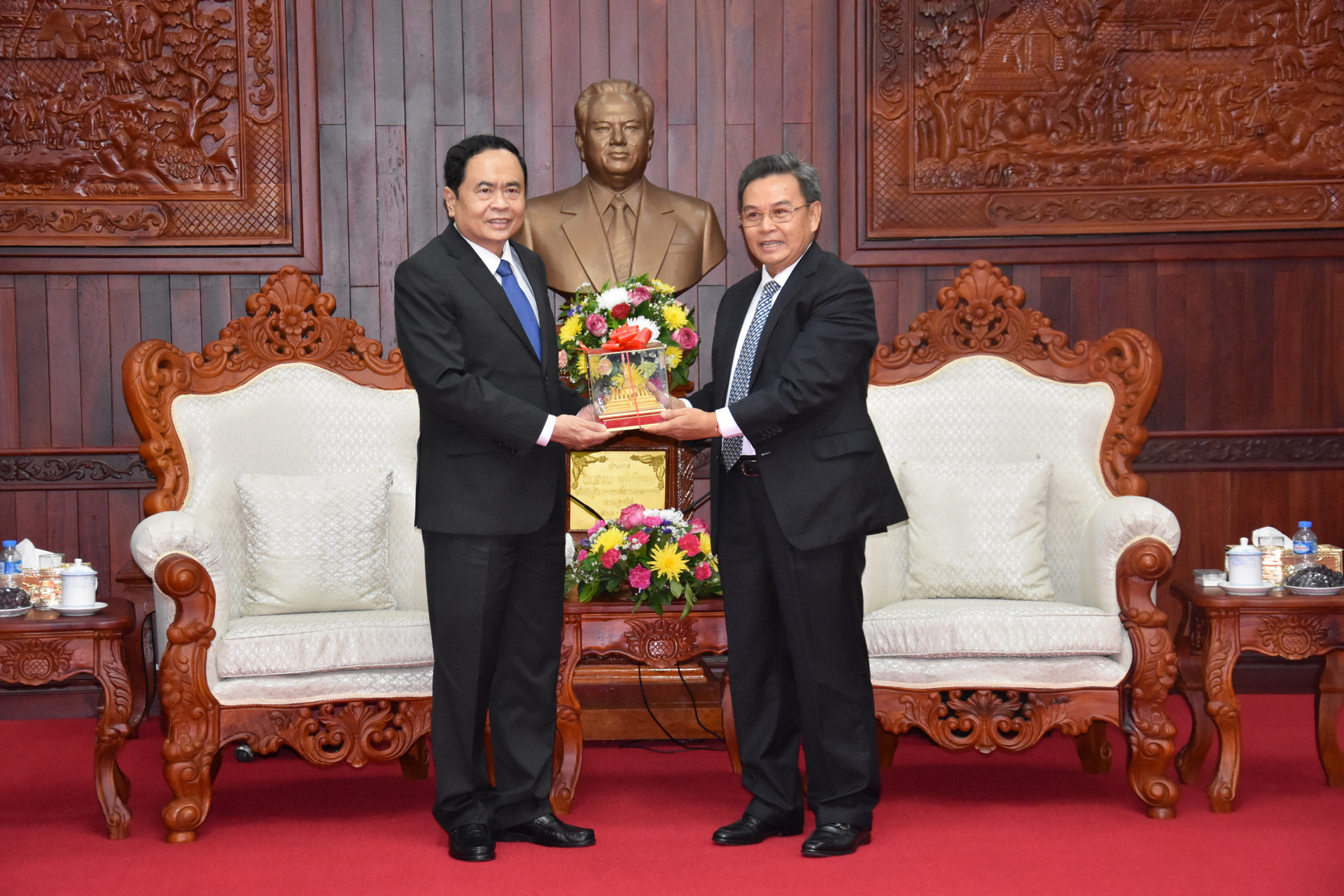 Chủ tịch UBTƯ MTTQ Việt Nam Trần Thanh Mẫn và Chủ tịch Xay-xổm-phon Phôm-vi-hản trong chuyến thăm hữu nghị chính thức nước CHDCND Lào tháng 8/2017.