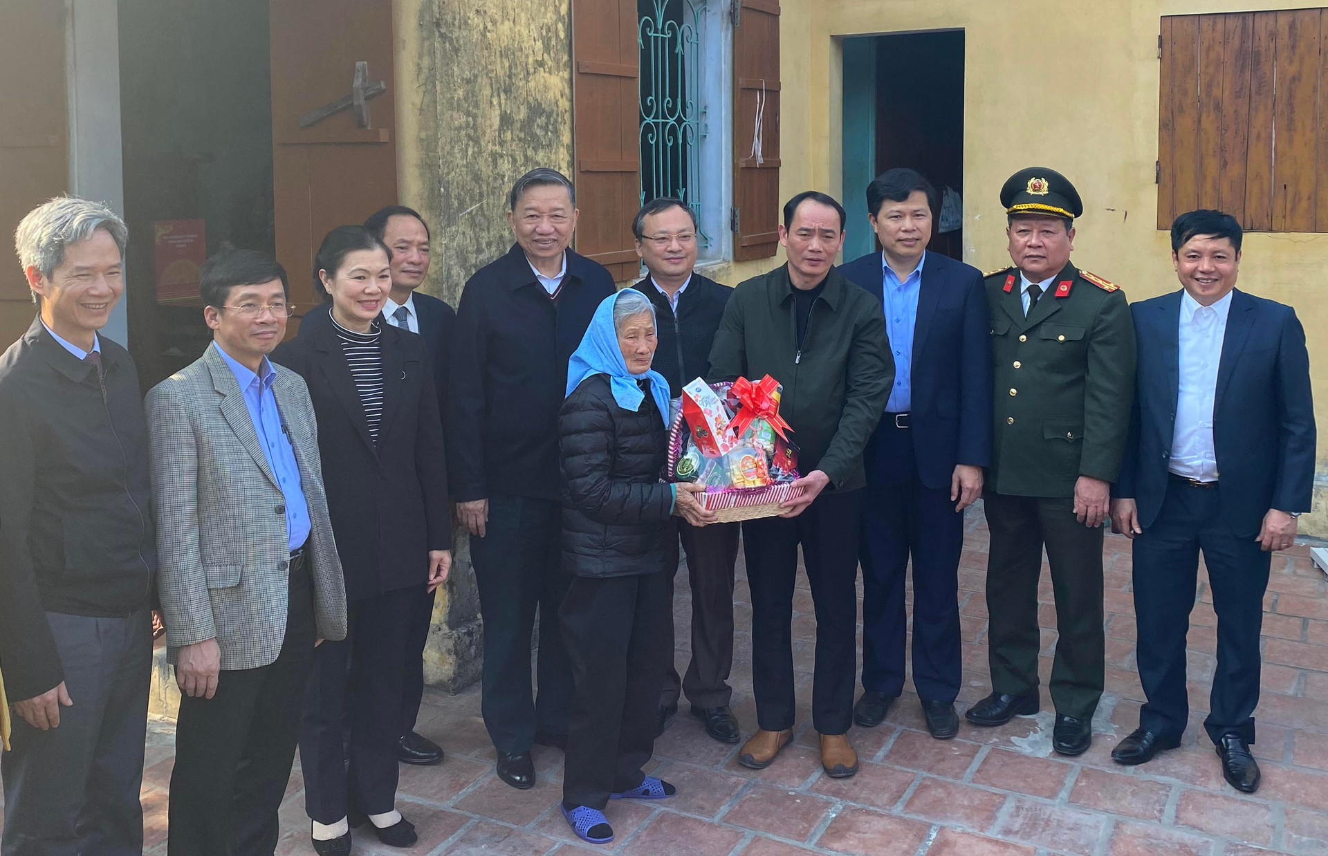 Bộ trưởng Tô Lâm và các thành viên trong Đoàn công tác hỏi thăm sức khoẻ, tặng quà bà Nguyễn Thị Uý.