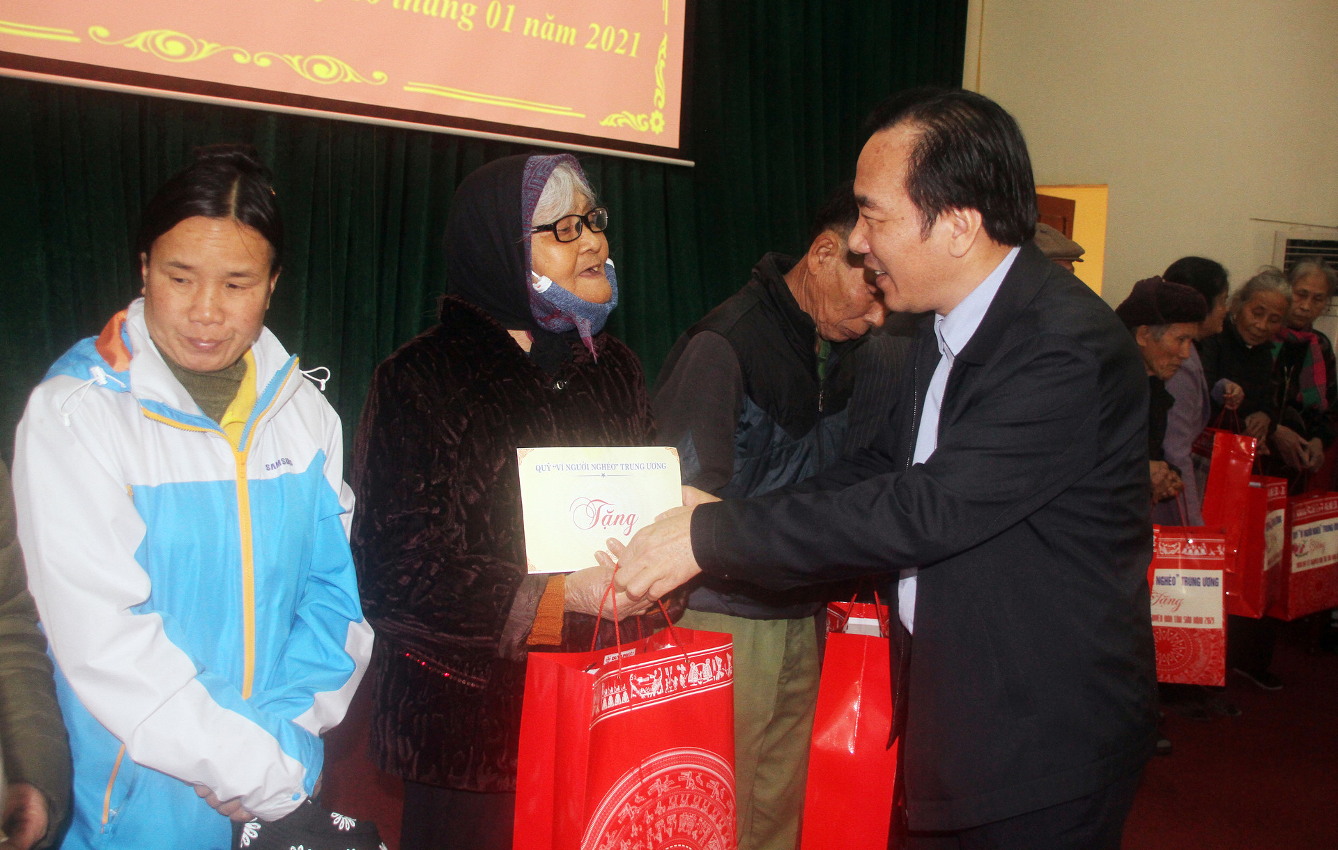 Phó Phó Chủ tịch Ngô Sách Thực tặng quà cho gia đình chính sách và hộ nghèo.